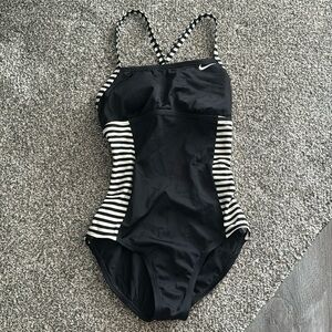Women’s Nike swimsuit size small.